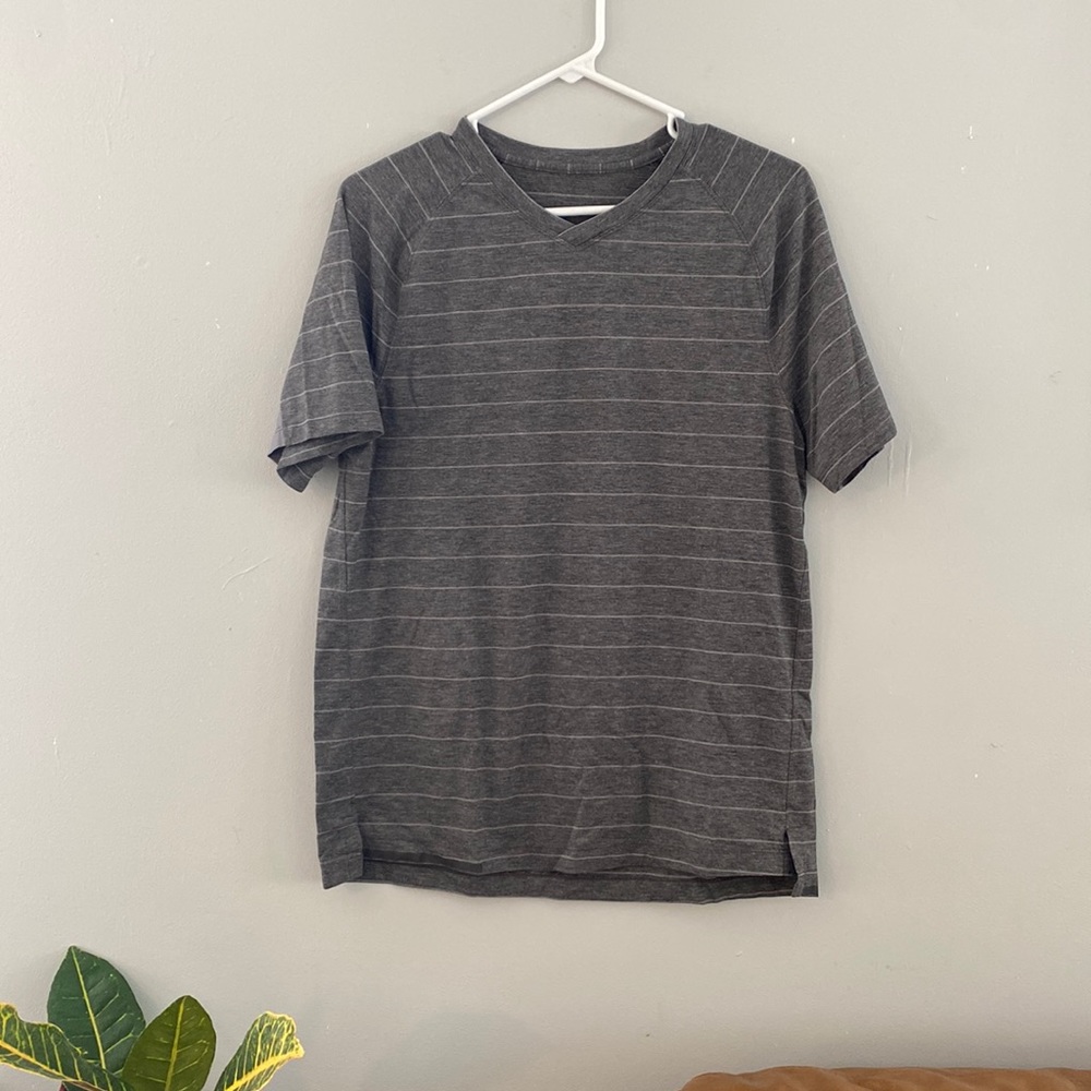 LULULEMON mens Medium V-neck T shirt